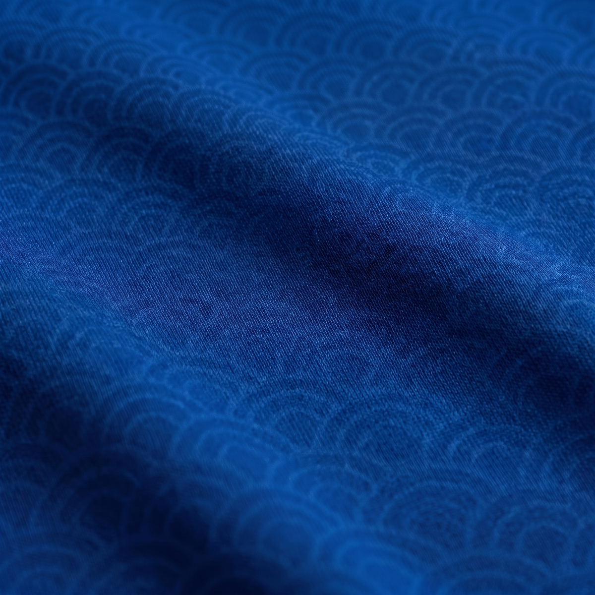 Gros plan créatif du tissu bleu STRATO et de son motif vagues
